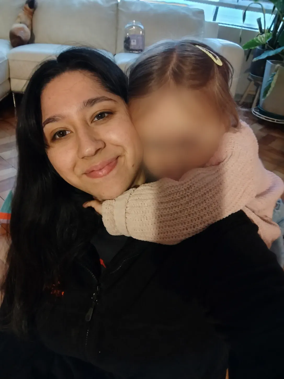 Javiera junto a una niña durante una jornada de cuidado