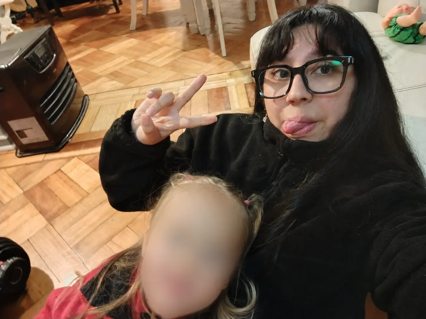 Javiera compartiendo un momento espontáneo de juego con una niña