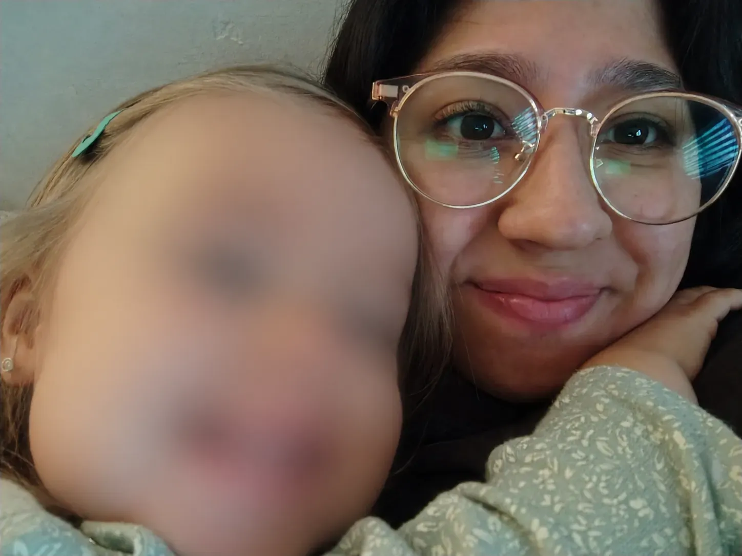 Javiera y una niña sonriendo juntas