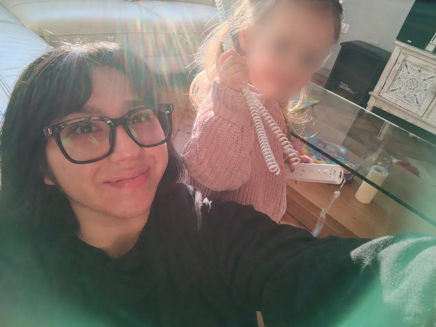 Javiera acompañando a una niña durante el juego